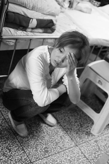 女兒熟睡之后，媽媽總會一個人想很多，女兒的病情、巨額的醫(yī)療費用時刻充斥著她的大腦，年輕的媽媽在這種情境下變得憔悴了很多，她不知道小彬嫻什么時候會好起來，帶著她穿梭在小公園里看著她稚嫩的笑。