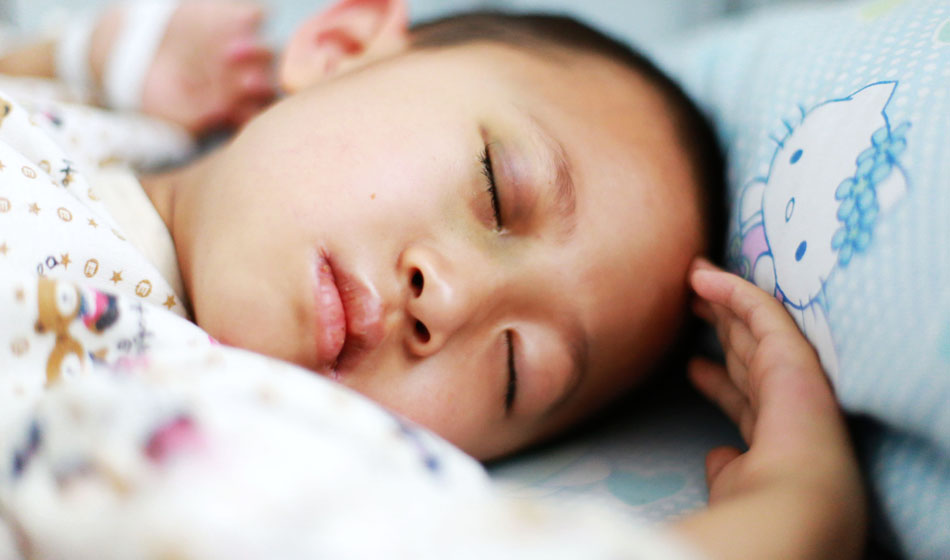 小彬嫻眼部、嘴部、脖子等出血點致使她無法吃硬東西，不小心劃破一下對她就是最大的損失，每個人都在保護(hù)著她，包括幼小的她自己。