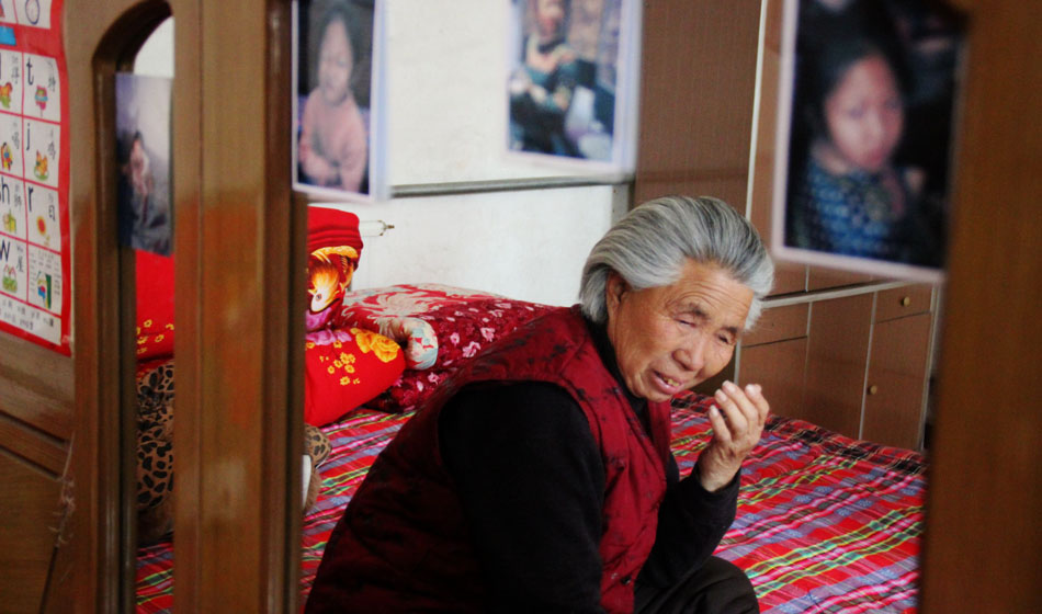 小彬嫻80歲的老奶奶每天在家祈禱小彬嫻早日回來。“老奶奶最親”這是小彬嫻對“誰最親”這個問題最多的回答，小彬嫻和老奶奶就像是一對好朋友，兩個人在一起總是歡聲笑語。而現(xiàn)在，老奶奶每天看著鏡子前的小彬嫻的照片就會淚流滿面。