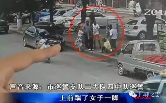 8月5日，市巡警支隊二大隊四中隊巡警在水廠路上巡邏時，突然一名神色慌張的男子攔下了警車，男子向巡警說他的愛人被打了。巡警立即查看情況，發(fā)現一名約30歲的女子手捂腹部倒在便道上，巡警立即撥打了110和120。經了解得知，受傷女子于某某已懷有兩個月身孕，于某某的丈夫與男子有經濟糾紛，當天男子找于某某的丈夫要錢，結果起了爭執(zhí)。巡警從醫(yī)院了解到于某某不幸流產。