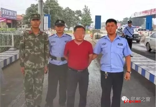 8月8日13時許，邯鄲大名李茂堤警務站民警，在一輛南樂開往龍王廟的公共汽車上，查獲一名無身份證男子。該男子自稱是龍王廟鎮(zhèn)人，在民警詢問下又改口稱是孫甘店鄉(xiāng)人，閃爍其詞、神色慌張。經調查該男子叫朱某。于7月7日，在大名縣人民法院判決的一起民間借貸糾紛案中，犯罪嫌疑人朱某拒不履行法院判決。7月13日，大名縣公安局依法將該朱上網追逃。