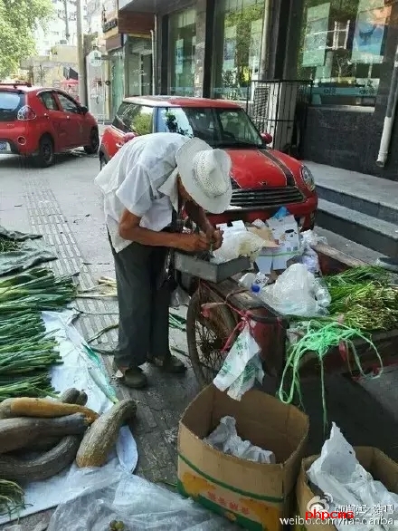 網(wǎng)友爆料：八十三歲，本該在家頤養(yǎng)天年，然而在光明大街水院路口卻有一位爺爺在酷暑烈日當(dāng)下賣菜和葡萄，如果有住在附近的小伙伴們，如果你正好想買菜，買葡萄，不妨去看看。