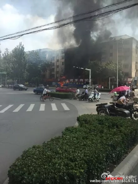網(wǎng)友爆料：8月11日，邯鄲中華南大街和學(xué)院北路交叉口東南角，一飯店起火，消防官兵接警后緊急救援，目前起火原因不明。大家一定要注意用電用煤氣安全。