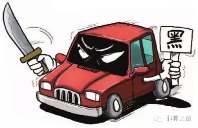 8月3日上午，公交分局接群眾報警稱，在汽車西站搭乘一輛白色奧拓(黑出租車)時，被該車司機持刀搶劫2600元。公交分局迅速組織警力現(xiàn)場勘查、走訪調(diào)查、調(diào)取天網(wǎng)監(jiān)控視頻、尋找嫌疑人蹤跡，經(jīng)大量工作，于次日凌晨6時許，辦案民警在復(fù)興區(qū)大乘寺附近發(fā)現(xiàn)嫌疑人的活動蹤跡。經(jīng)縝密布控，辦案民警在火車站一舉將犯罪嫌疑人張某某抓獲，犯罪嫌疑人張某某對持刀搶劫乘客的犯罪事實供認(rèn)不諱。