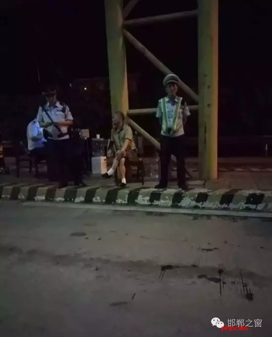 8月9日晚，磁縣交警大隊林坦中隊民警在執(zhí)行勤務(wù)中，對一輛小型普通客車進行例行檢查，該車司乘人員三人，其中兩名乘坐人員神情恍惚，非?？梢?，民警認(rèn)真核對每名人員信息，經(jīng)網(wǎng)上對比查詢，系統(tǒng)提示陳某某具有吸毒史。執(zhí)勤民警立即對該車進行全面徹查，并對該車三名司乘人員做了尿檢，檢驗結(jié)果兩名乘坐人員為陽性。最終，經(jīng)過細(xì)致盤問，周某某、陳某某對其吸毒事情供認(rèn)不諱。