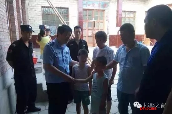 8月11日上午，邯鄲館陶縣公安局指揮中心接到報(bào)警，柴堡鎮(zhèn)劉村李某因欠柴堡鎮(zhèn)武張屯村李某某錢款，李某某將李某的兩個(gè)兒子（一個(gè)10歲，一個(gè)8歲）拘禁。民警迅速趕到現(xiàn)場(chǎng)，發(fā)現(xiàn)李某家街門被反鎖，民警登上盤梯與嫌疑人談話，穩(wěn)定其情緒，做其思想工作，當(dāng)日下午17時(shí)20分許，兩個(gè)小男孩被成功解救。