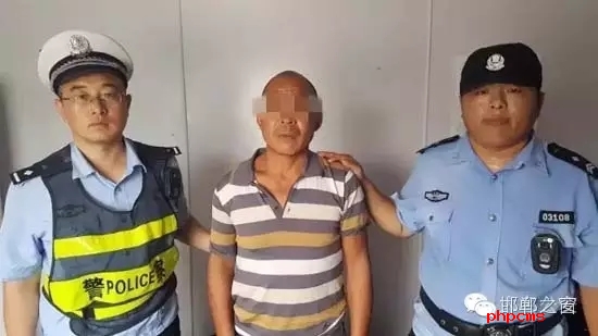 8月12日9時(shí)許，邯鄲大名鋪上高速口檢查站執(zhí)勤民警在對(duì)一輛由魏縣開(kāi)往北京客車(chē)進(jìn)行安檢時(shí)，發(fā)現(xiàn)一名網(wǎng)上逃犯。經(jīng)核查，該男子為王某平，系涉嫌濫伐林木網(wǎng)上逃犯。該王于今年3月份在未有辦理《林木采伐許可證》的情況下，亂砍濫伐林木97棵。