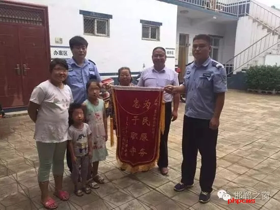 8月份，雞澤縣局店上派出所在開(kāi)展入戶(hù)訪查工作中了解到，2011年，浮東三村村民孟某與外地女子唐某（云南省昭通市人）結(jié)婚，戶(hù)口沒(méi)有遷移，因是二婚，妻子唐某帶有的三個(gè)孩子也跟隨孟某生活，三個(gè)孩子均沒(méi)有戶(hù)口。不幸的是，其妻子唐某在2015年年底因車(chē)禍死亡，三個(gè)孩子無(wú)法取得醫(yī)學(xué)證明，就一直未能申報(bào)戶(hù)口。民警在獲悉此情況后，主動(dòng)上門(mén)對(duì)這3個(gè)無(wú)戶(hù)口孩子進(jìn)行入戶(hù)調(diào)查，經(jīng)過(guò)一周的緊張工作，雞澤縣局店上派出所會(huì)同縣局戶(hù)政股為這3個(gè)孩子解決了戶(hù)口問(wèn)題，最終將3個(gè)孩子的戶(hù)口頁(yè)交到孟某手中。