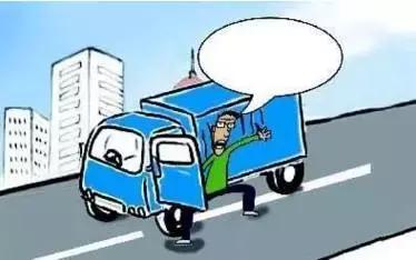 2月27日凌晨，邯鄲市一名男子套用其表哥A2駕駛證信息駕駛大貨車進入市區(qū)，沒成想因為嘴角的一顆痣被交警看出破綻，不僅被公安機關(guān)依法行政拘留了15天，而且被罰款1500元。在事實面前，駕駛?cè)瞬坏貌怀姓J自己無證，試圖用表哥的駕駛證蒙混過關(guān)。